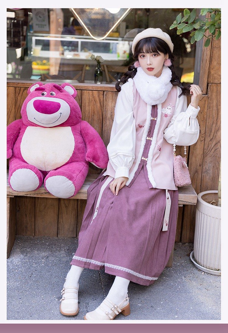 Chinese Ming Dynasty Women Hanfu In Winter