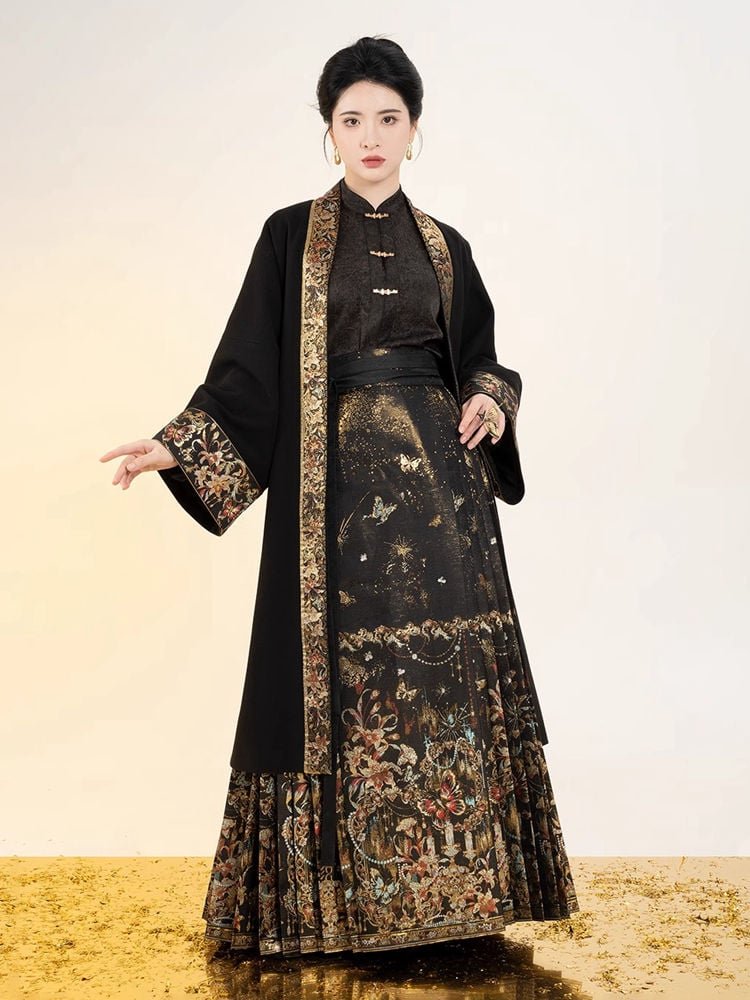Ming-Style Hanfu Coat with Fur Shawl