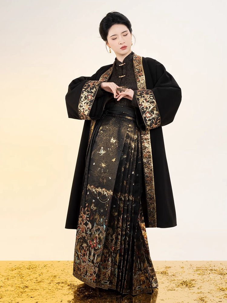 Ming-Style Hanfu Coat with Fur Shawl