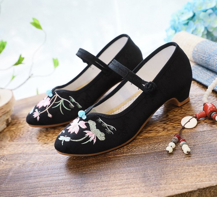Black embroidered Mary Jane pumps