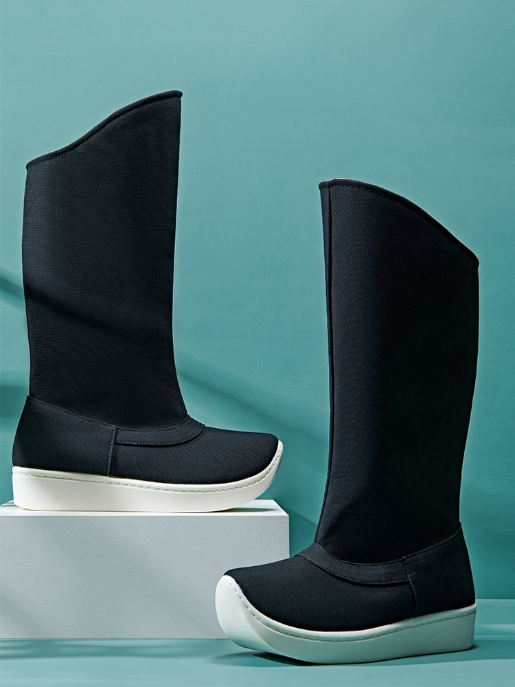 Side-by-side view of black canvas Hanfu boots with tall shafts and thick white soles, suitable for Hanfu, cosplay, and stage performance.