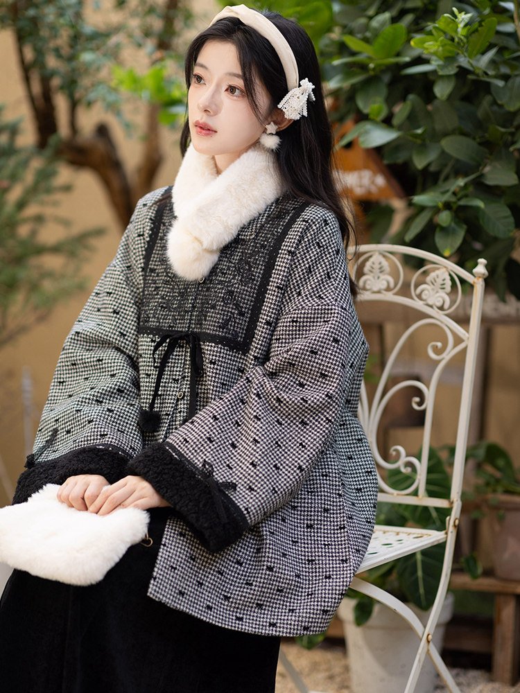 Elegant black and white Hanfu winter outfit for women