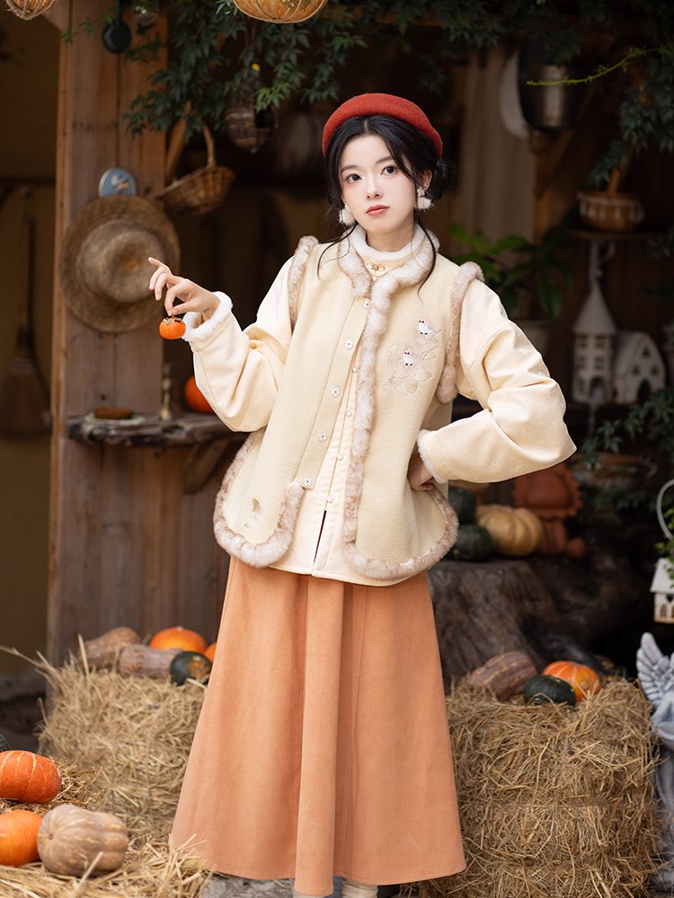 Elegant Hanfu outfit for women in autumn-inspired design