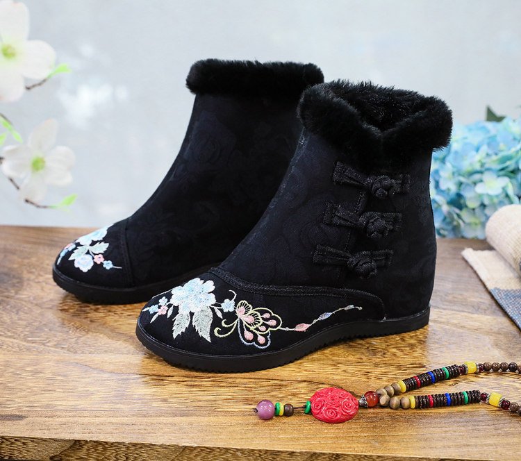 Pair of embroidered Hanfu boots in black