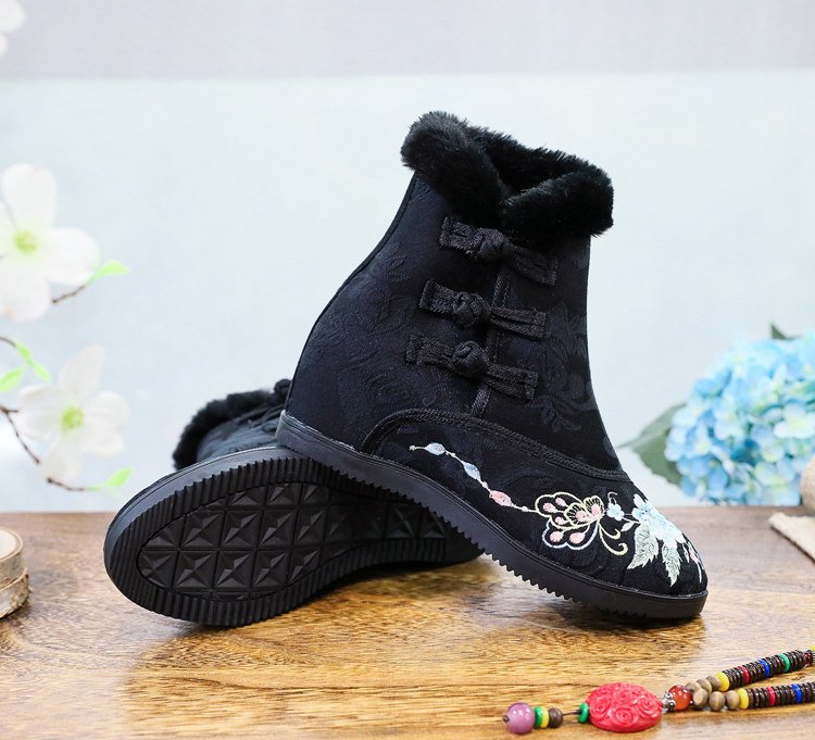 Black Hanfu winter boots with embroidery