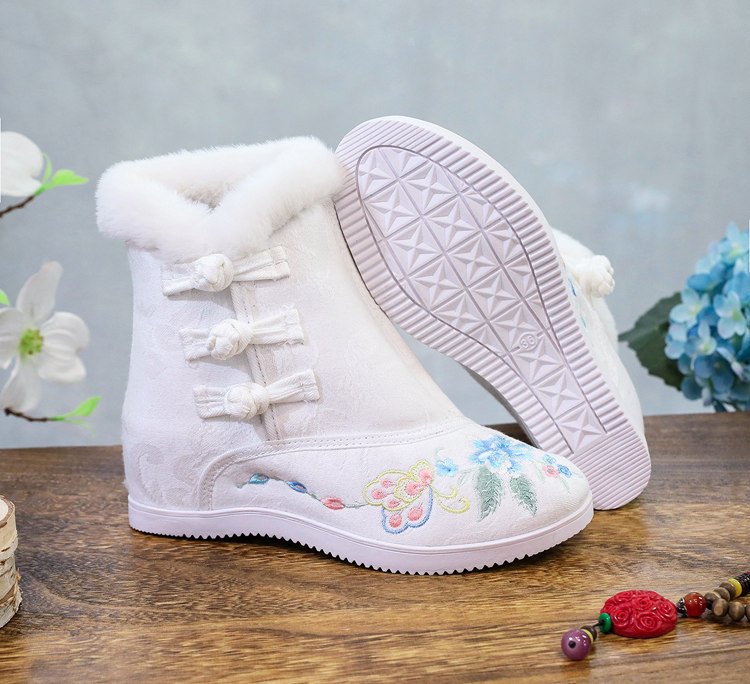 Non-slip sole of embroidered Hanfu boots