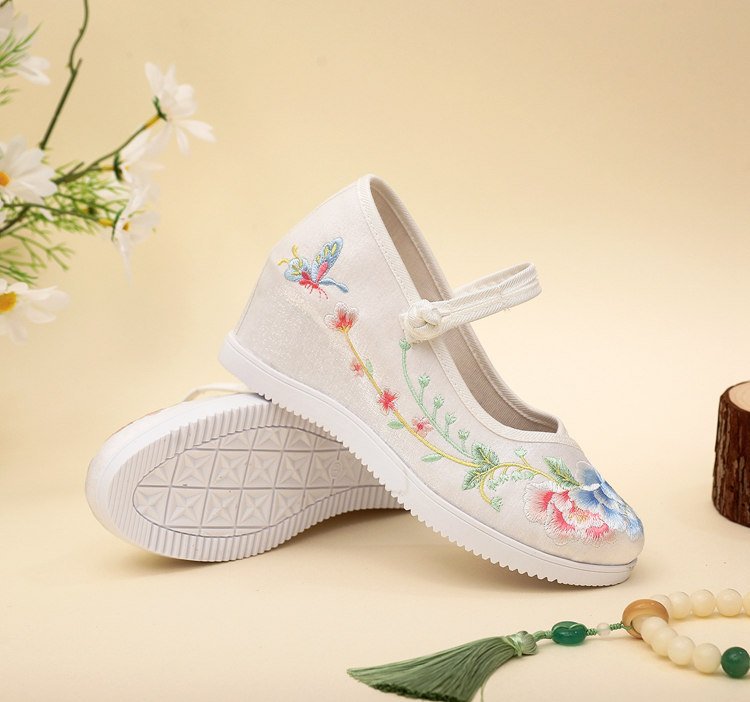 Detailed embroidery on platform Mary Jane shoes