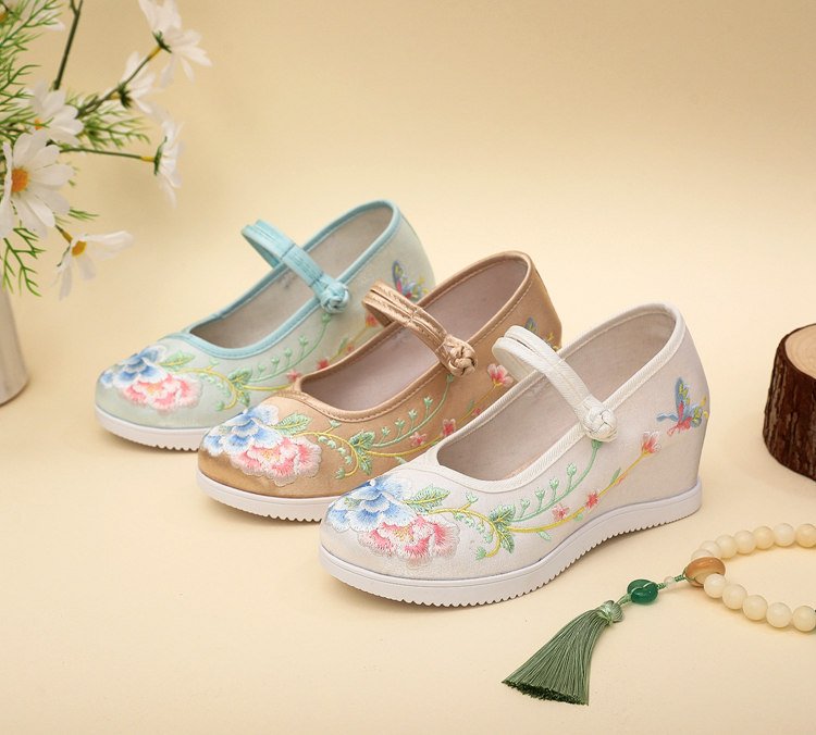Embroidered platform Mary Jane shoes in beige and blue
