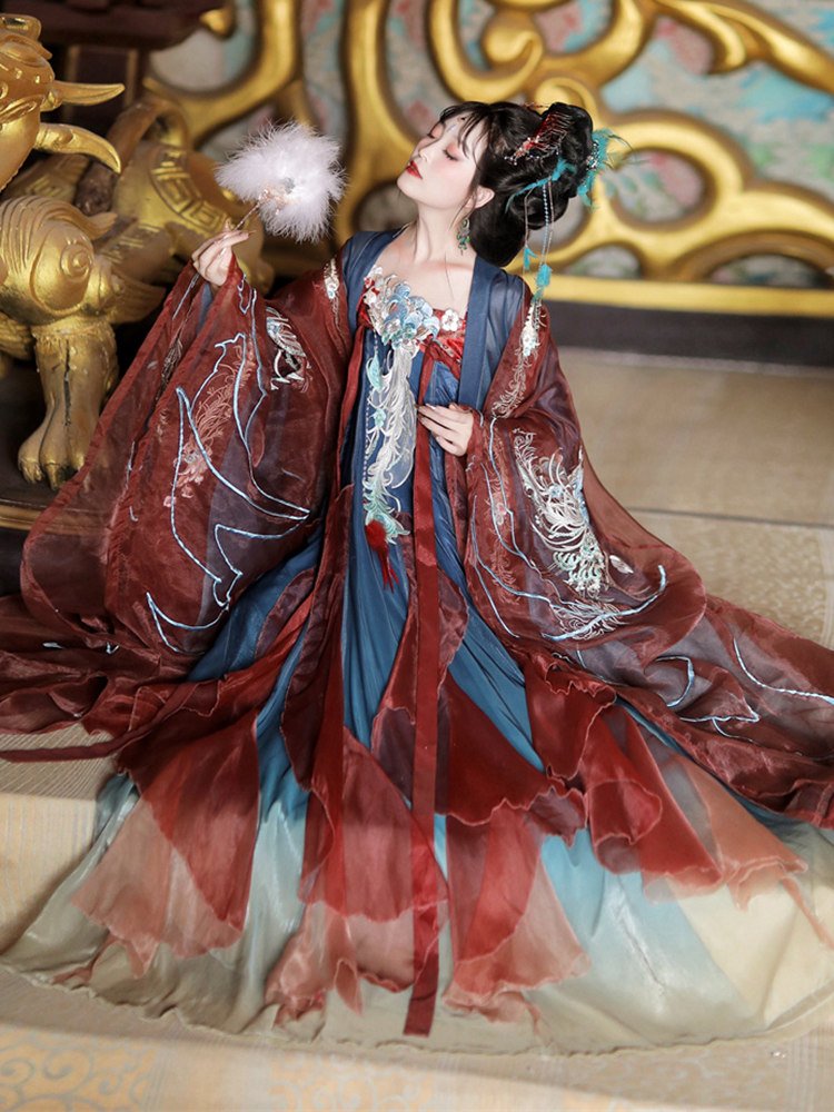 Intricate embroidery of phoenix and floral motifs on Hanfu bodice