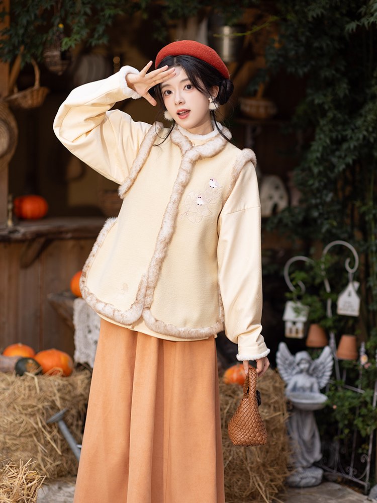 Detailed embroidery of ginkgo leaf and bird on Hanfu vest