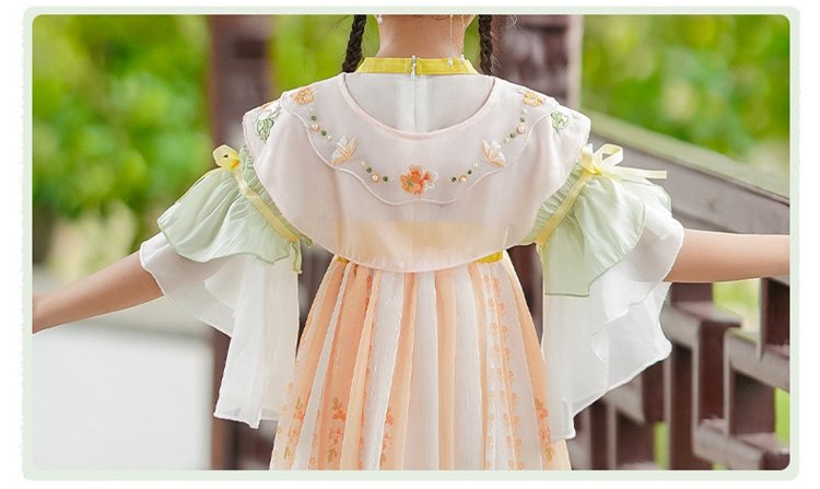 Embroidered back neckline of children's Hanfu