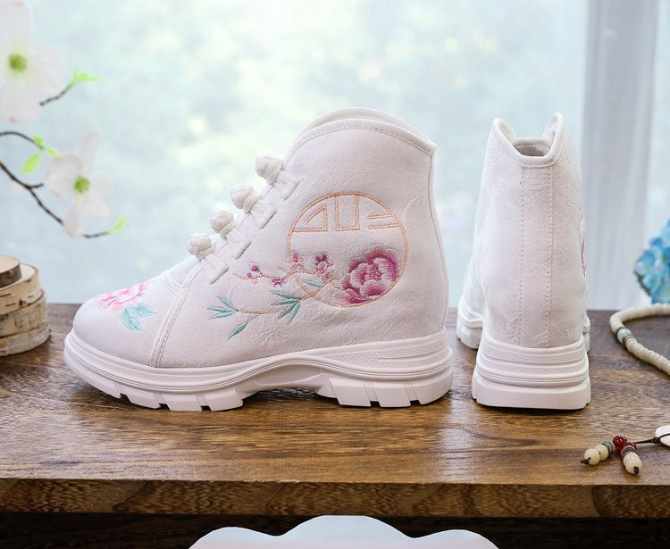 Display of Hanfu embroidered ankle boots