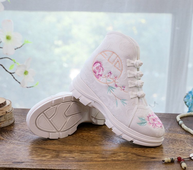 Floral design on Hanfu embroidered boots