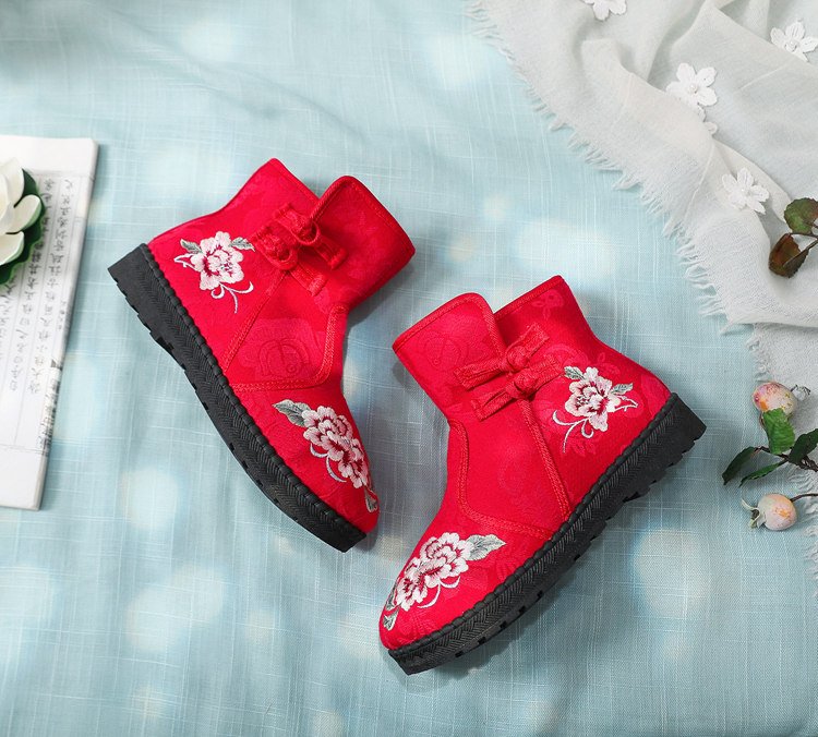 Red embroidered Hanfu winter boots