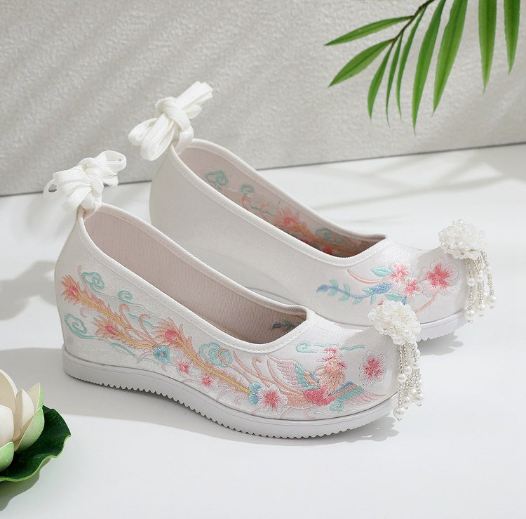 Back view of embroidered Hanfu platform shoes