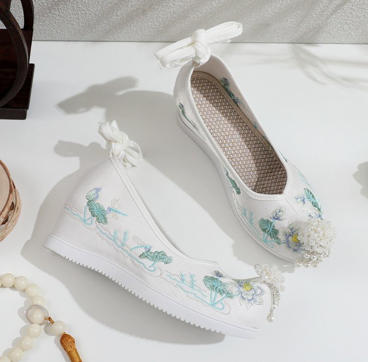 Hanfu embroidered shoes blue floral detail