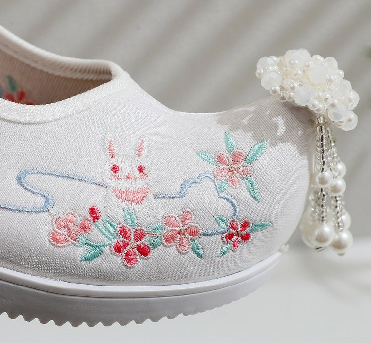 Embroidered Hanfu shoes floral detail