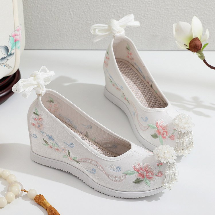 Height-increasing Hanfu embroidered platform shoes