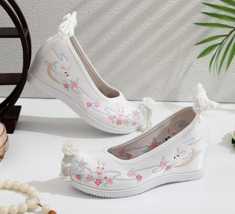 White embroidered Hanfu shoes with pearl tassels