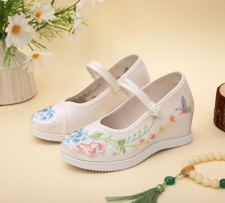 Floral embroidery detail on Hanfu shoes