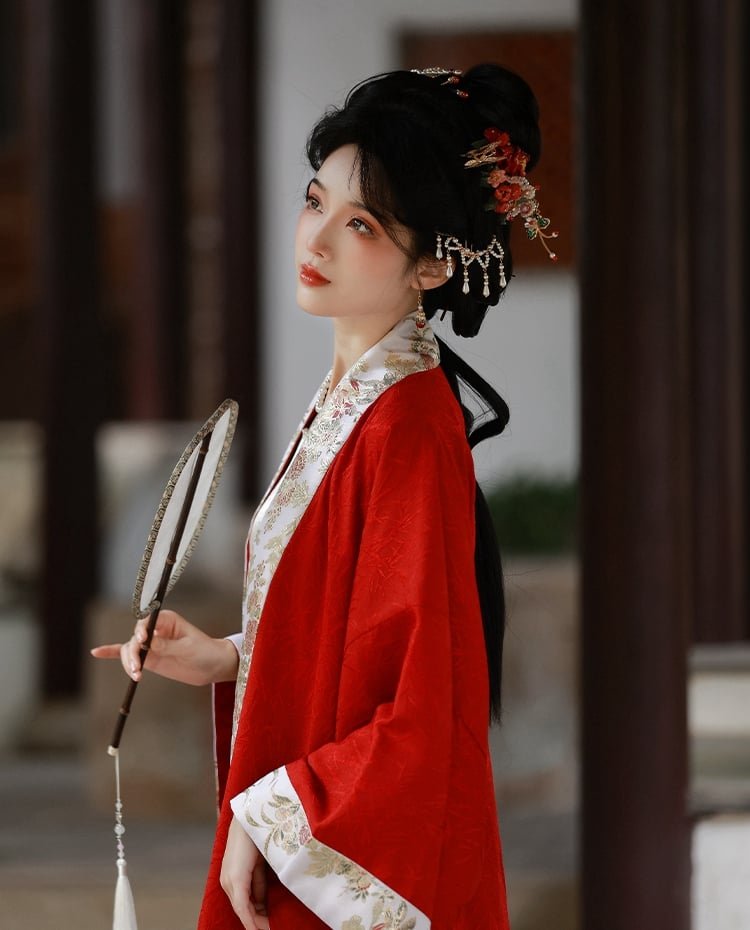 Close-up of the floral brocade pattern on the red Song-style beizi.