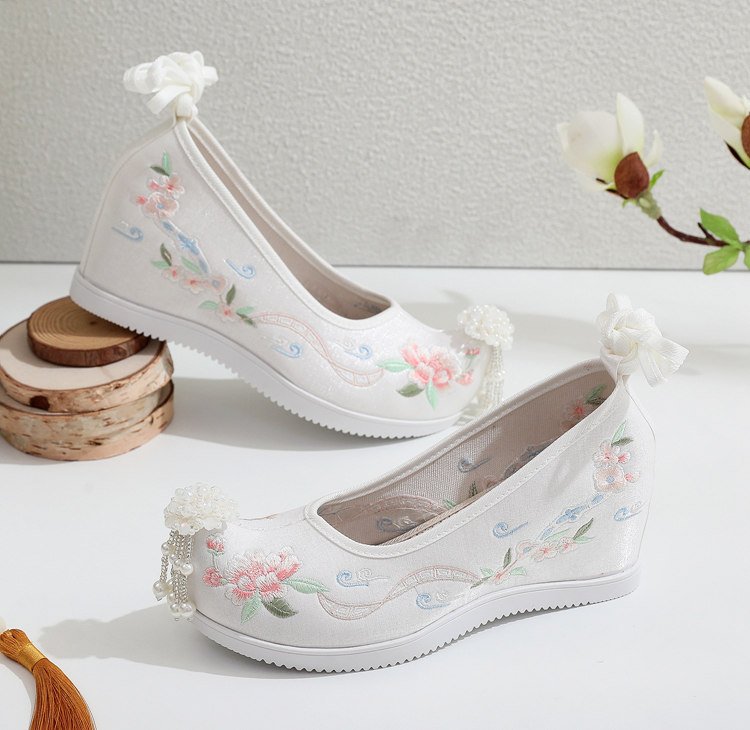 White embroidered Hanfu shoes