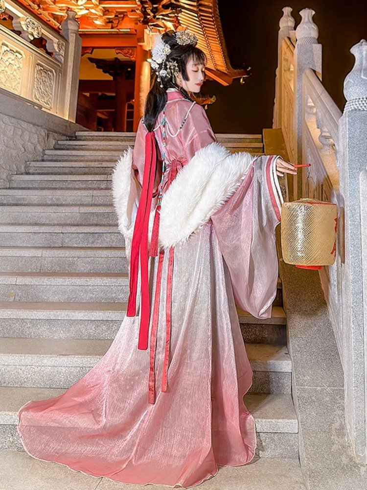 Hanfu skirt fluttering with trail