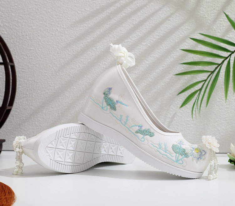 Hanfu embroidered shoes with lotus bird design