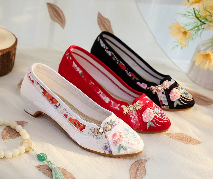 Red embroidered Chinese flats for women