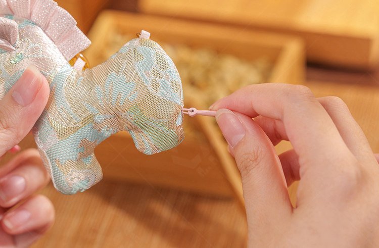 refillable chinese sachet bag zipper opening detail
