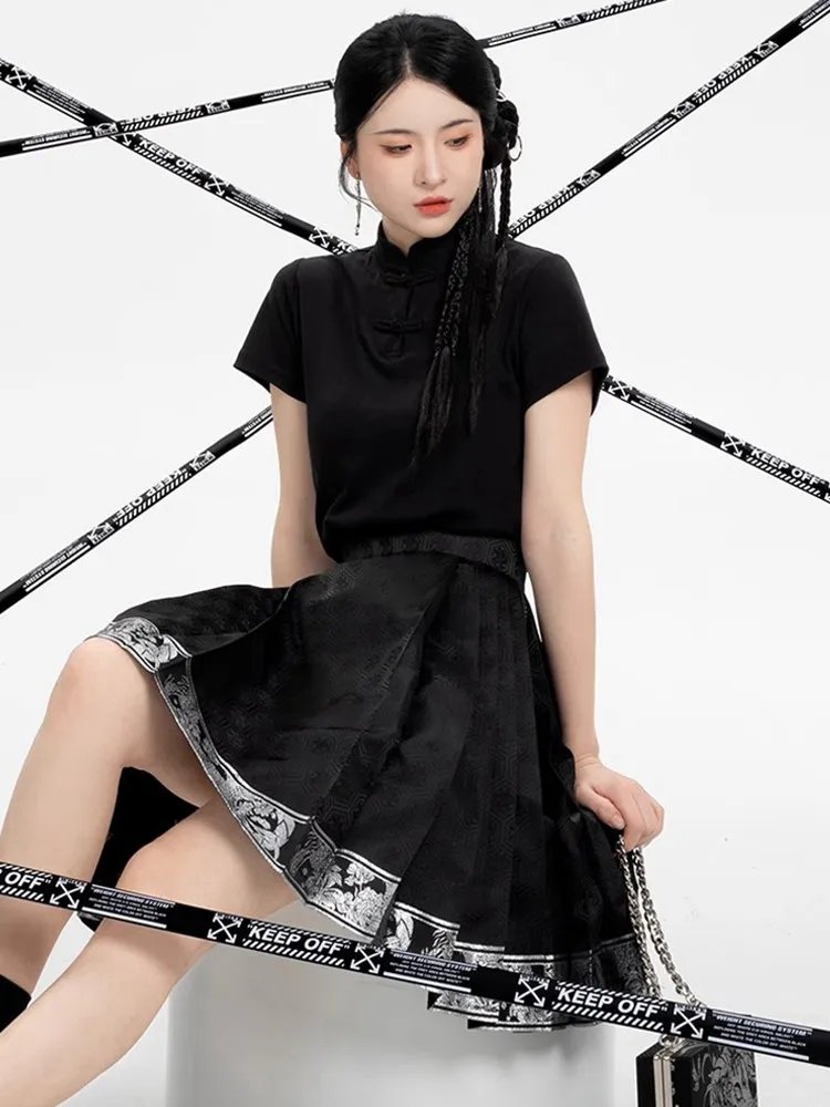 Model sitting with the silver-thread koi brocade hem displayed clearly on the A-line mamian skirt.