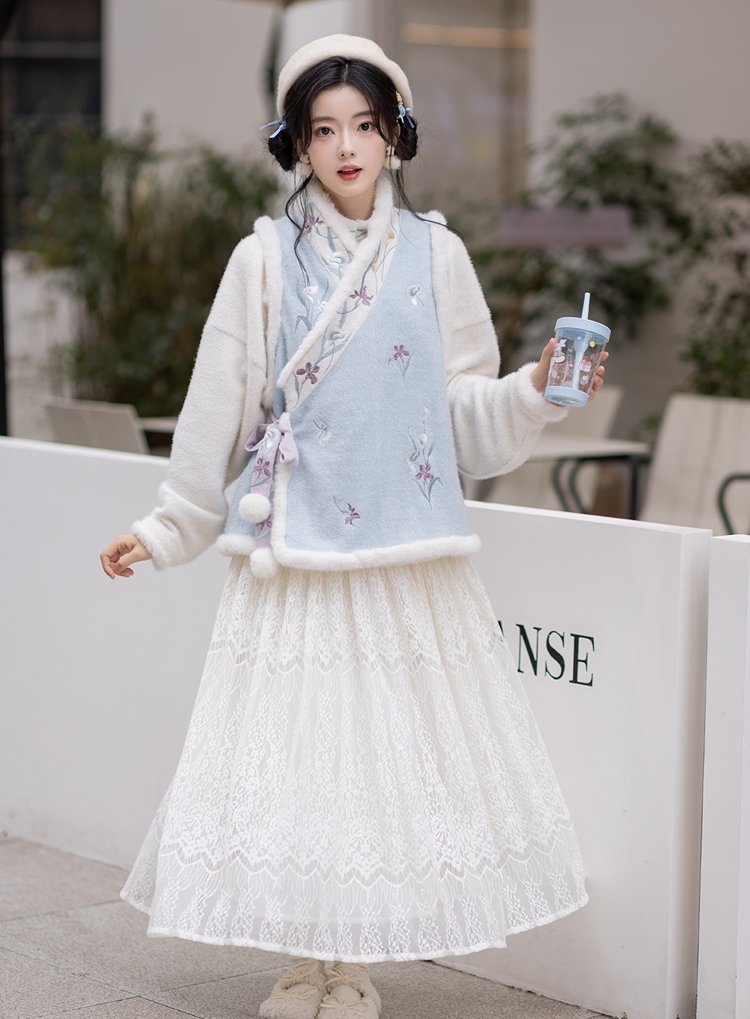 Mori girl styling of winter Hanfu outfit on the street
