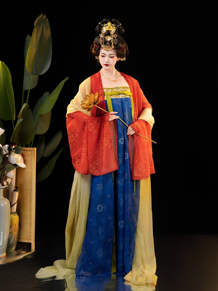Standing pose featuring the Tang Dynasty ruqun, with the shawl naturally falling down the model’s arms.