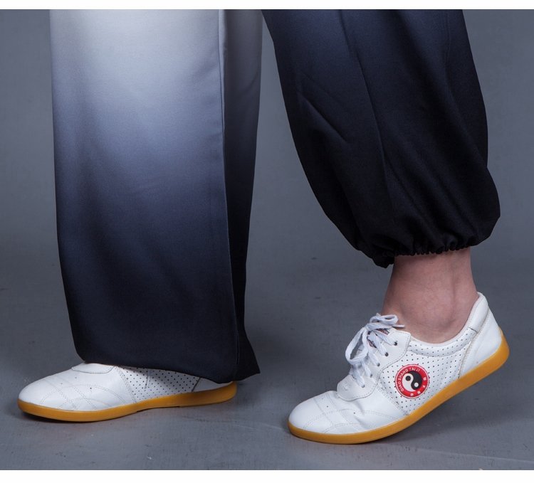 Elastic pant hem detail