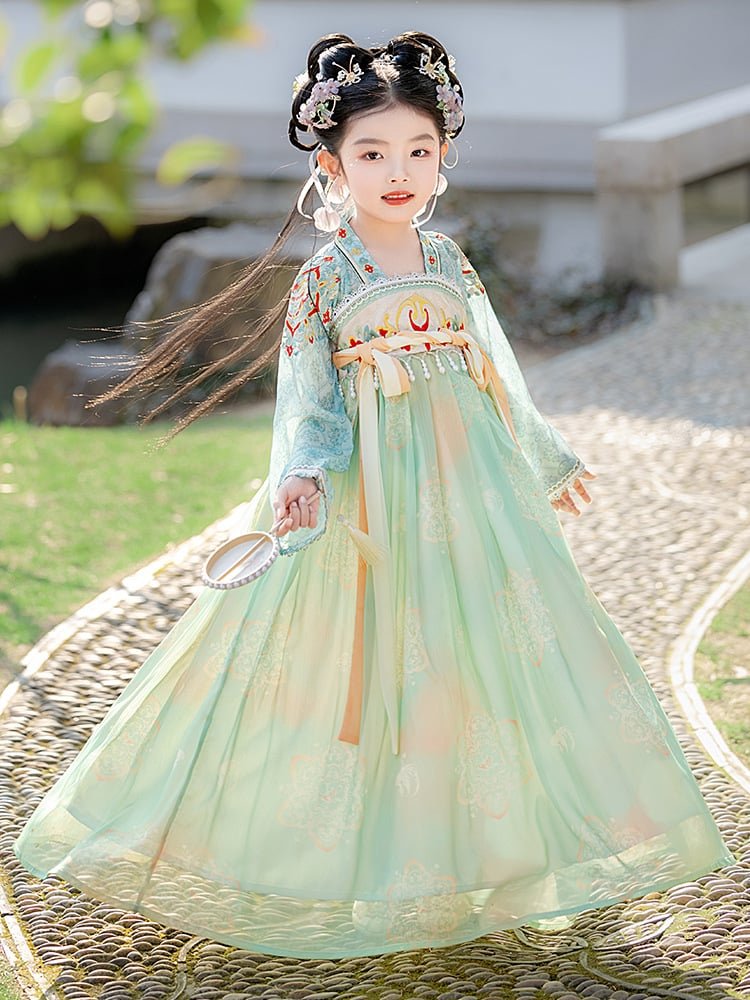 Side view of a girl in a green Tang dynasty princess outfit