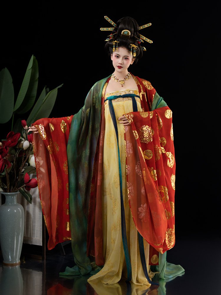 Standing pose of Tang dynasty royal Hanfu dress in red and gold
