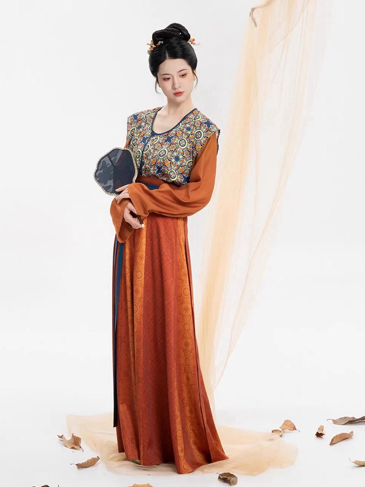 Model wearing Tang dynasty Hanfu with round collar blouse and nine-panel pleated skirt.