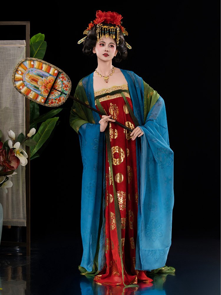 Model holding a fan while wearing Tang princess Hanfu dress