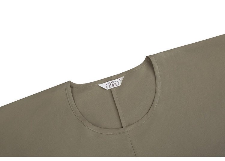 Close-up of the gray round collar stitching detail