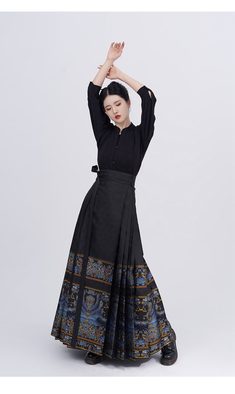 Traditioanl Mamianqun Hanfu Dress with Captivating Design