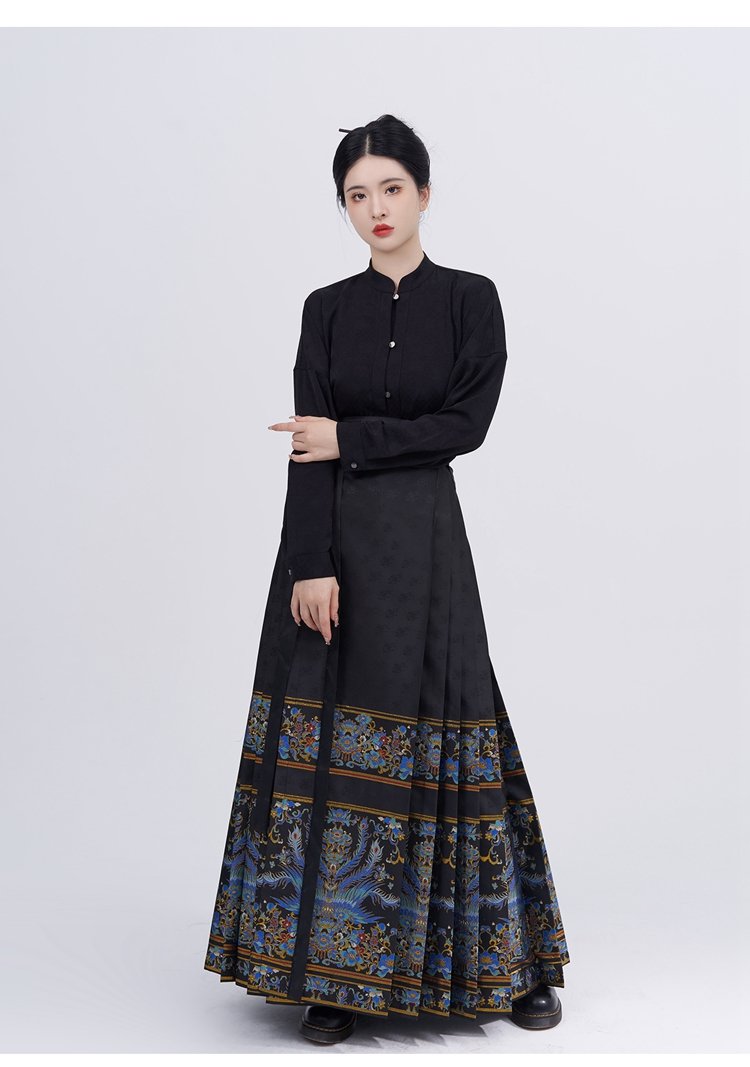 Traditioanl Mamianqun Hanfu Dress with Captivating Design