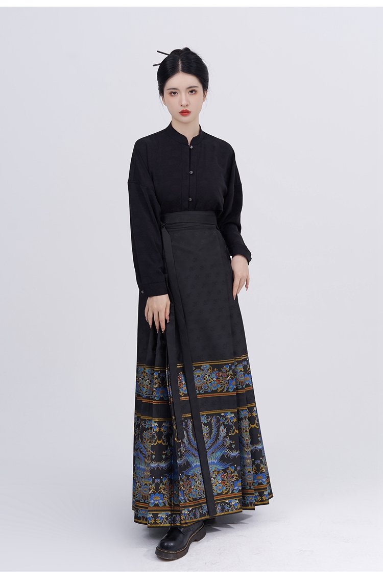 Traditioanl Mamianqun Hanfu Dress with Captivating Design
