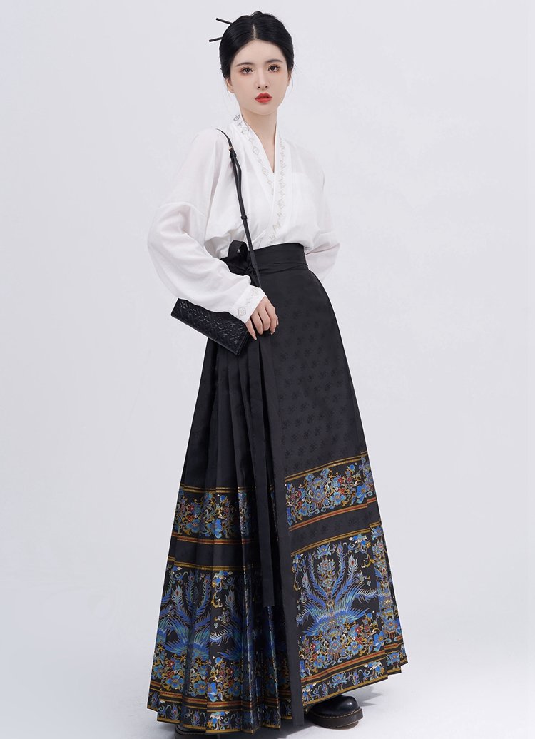 Traditioanl Mamianqun Hanfu Dress with Captivating Design