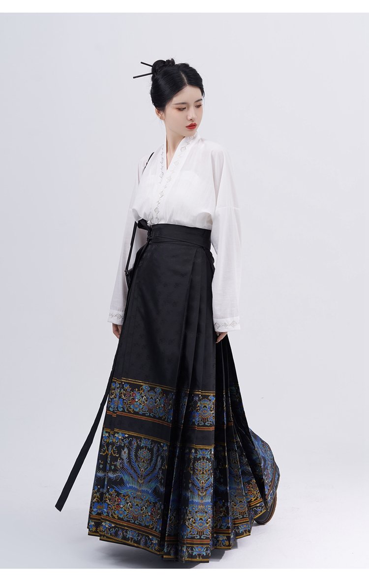 Traditioanl Mamianqun Hanfu Dress with Captivating Design