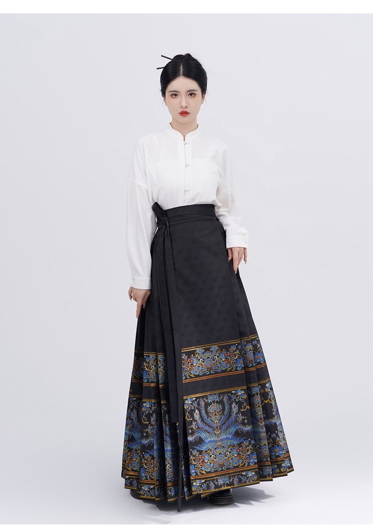 Traditioanl Mamianqun Hanfu Dress with Captivating Design
