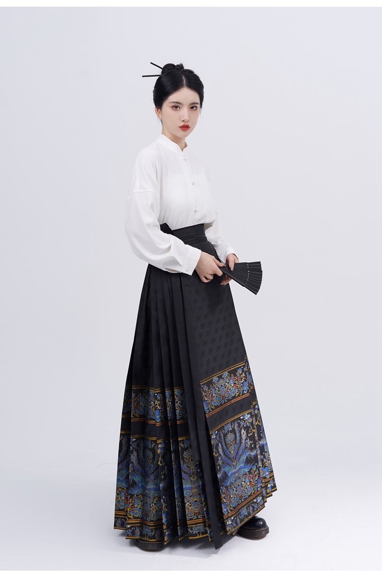 Traditioanl Mamianqun Hanfu Dress with Captivating Design