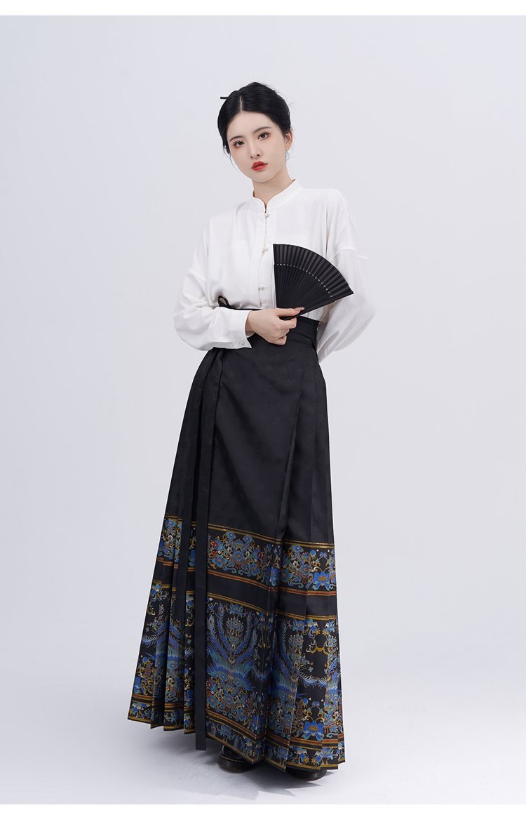 Traditioanl Mamianqun Hanfu Dress with Captivating Design