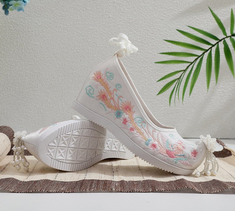 Traditional Chinese embroidered Hanfu shoes