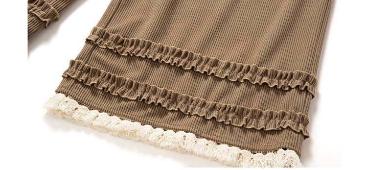 Hemline detail of Song-style pants with lace edge.