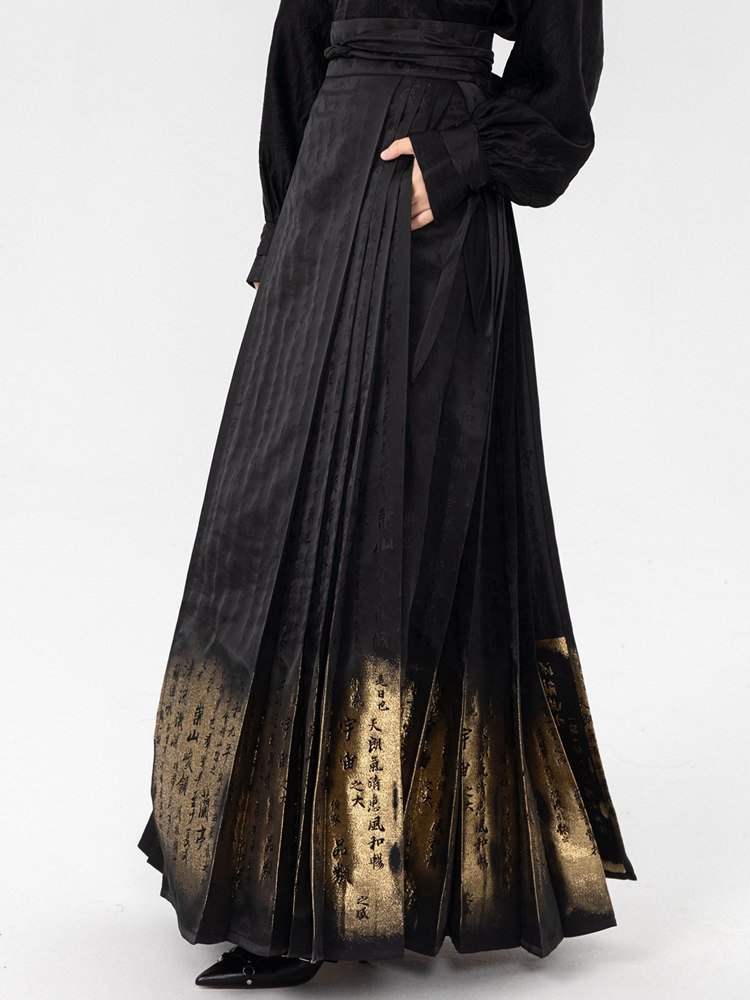 Detailed view of the skirt’s side pocket and pleated structure, combining practicality with traditional Hanfu aesthetics.